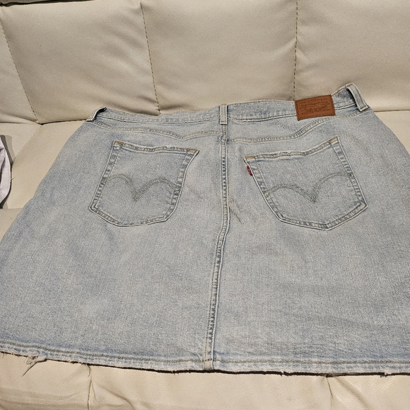 Levi's Plus Size 16 light wash Jean Skirt - Picture 2 of 5